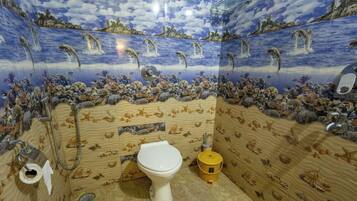 Deluxe Triple Room | Bilik Mandi | Pancuran mandi, kelengkapan dandanan diri percuma, tuala disediakan