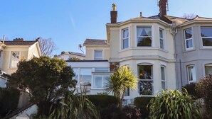 A residential building with a bay window, a chimney, and a satellite dish. - Avenue Park Villa (Torquay)
