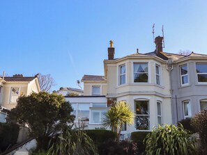 A residential building with a bay window, a chimney, and a satellite dish. - Avenue Park Villa (Torquay)