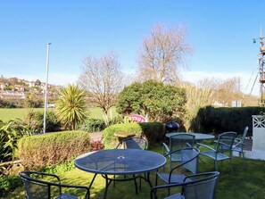 Outdoor dining - Avenue Park Villa (Torquay)