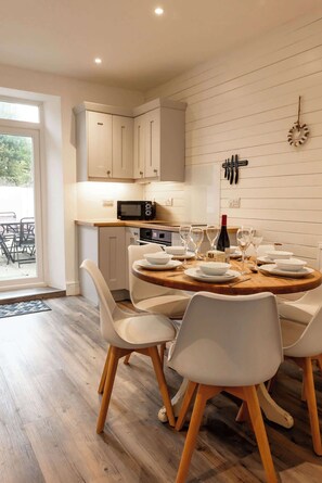 Dining - Canol Y Bryn - 3 Bedroom House  - Tenby (Pembrokeshire)