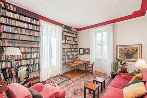 Living area - Vrbo Property (Milano)