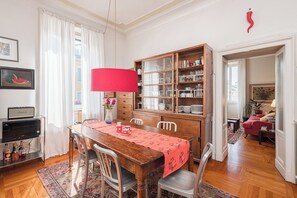Dining - Vrbo Property (Milano)