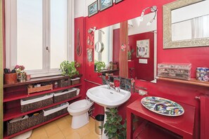 Bathroom - Vrbo Property (Milano)