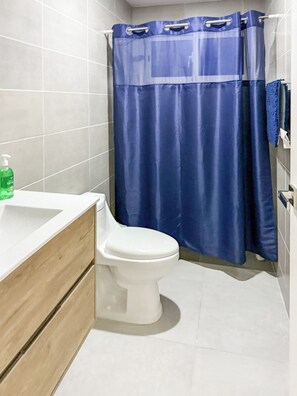 Apartment, Balkon | Badezimmer