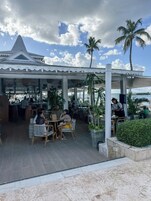 Apartamento, balcón | Restaurante al aire libre
