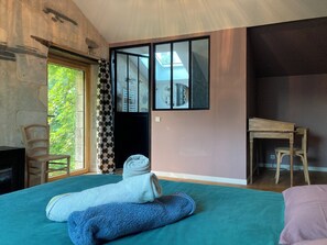 5 bedrooms, iron/ironing board, free WiFi, bed sheets