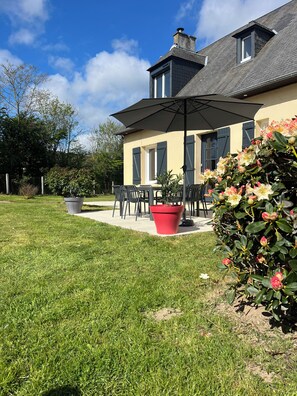 Outdoor dining - Belle Etoile apple trees. House for 8 people at the foot of Mont de Cerisy. (Cerisy-Belle-Étoile)
