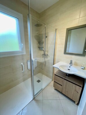 Shower, towels - Belle Etoile apple trees. House for 8 people at the foot of Mont de Cerisy. (Cerisy-Belle-Étoile)