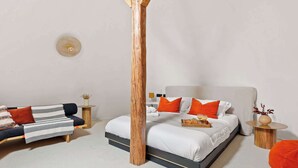 Ein modernes Schlafzimmer mit Bett, einer Couch und einer Wand aus Holz.