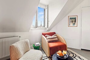TV, offices - Chic 1BR Near Golden Triangle & Eiffel Tower (Paris)
