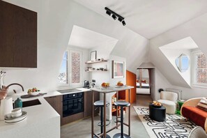 Fridge, oven, stovetop, dishwasher - Chic 1BR Near Golden Triangle & Eiffel Tower (Paris)