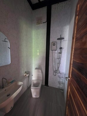 Shower, towels, shampoo - Tiffany Villa 1 (Ko Pha-ngan)