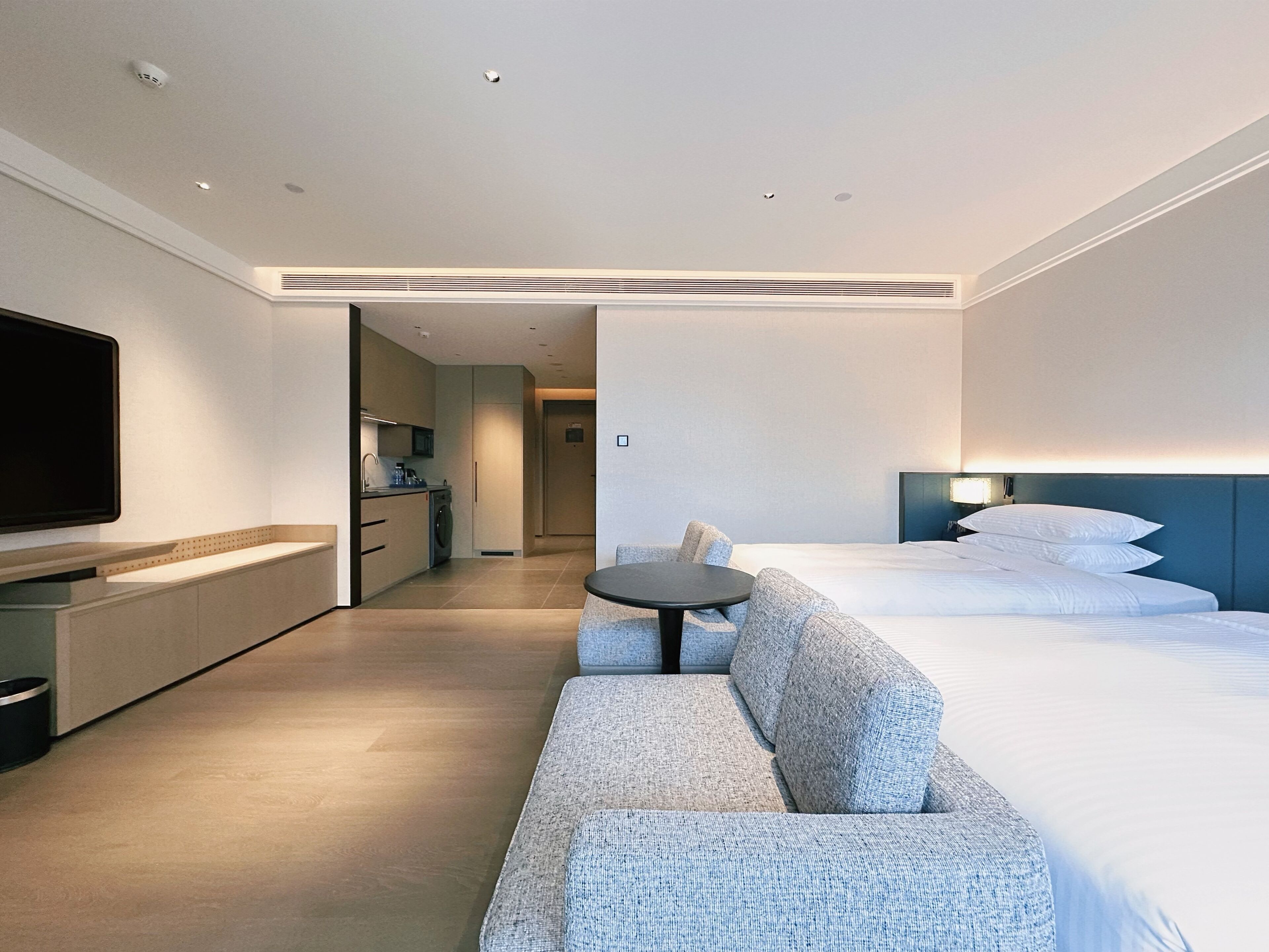 Premium bedding, down comforters, in-room safe, laptop workspace