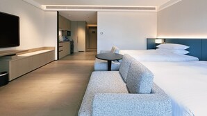 高級寝具、羽毛の掛け布団、セーフティボックス (室内)、デスク