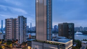 施設の正面 (日没後)