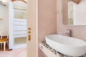 Shower, hair dryer, towels - Room 2 with Wi-Fi in Como (Como)