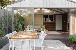 Outdoor dining - Ohana Coastal Escape - 4pm check out Sundays* (Rosebud)