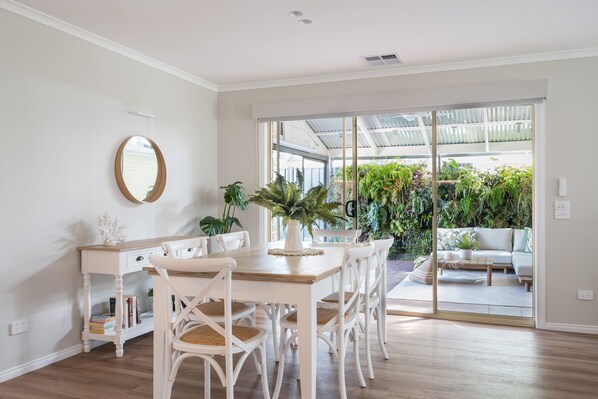 Dining - Ohana Coastal Escape - 4pm check out Sundays* (Rosebud)