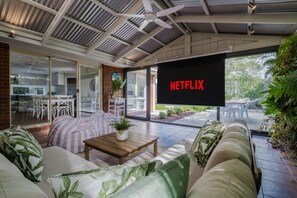 Dining - Ohana Coastal Escape - 4pm check out Sundays* (Rosebud)