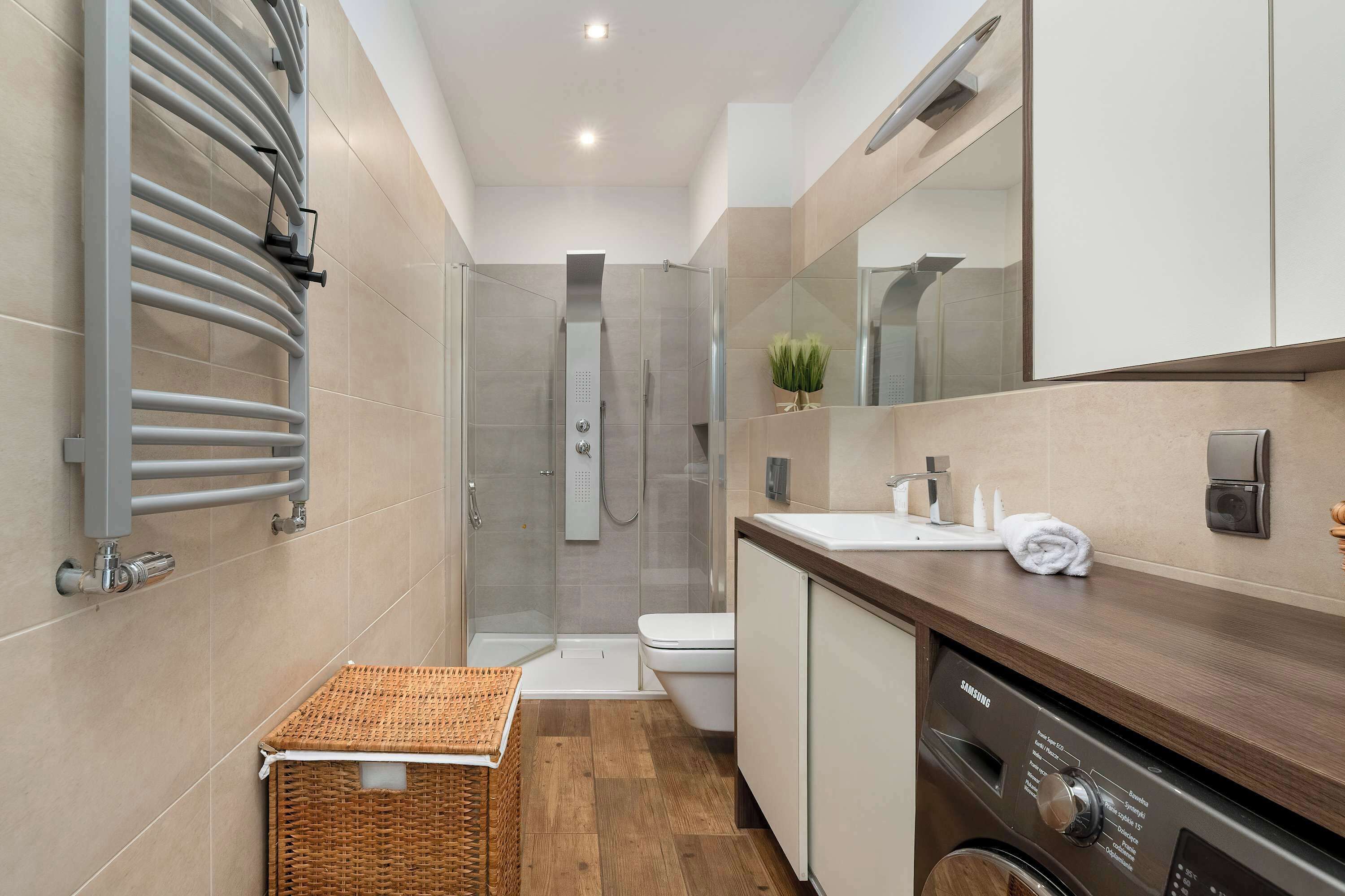 Shower, hair dryer, towels, shampoo