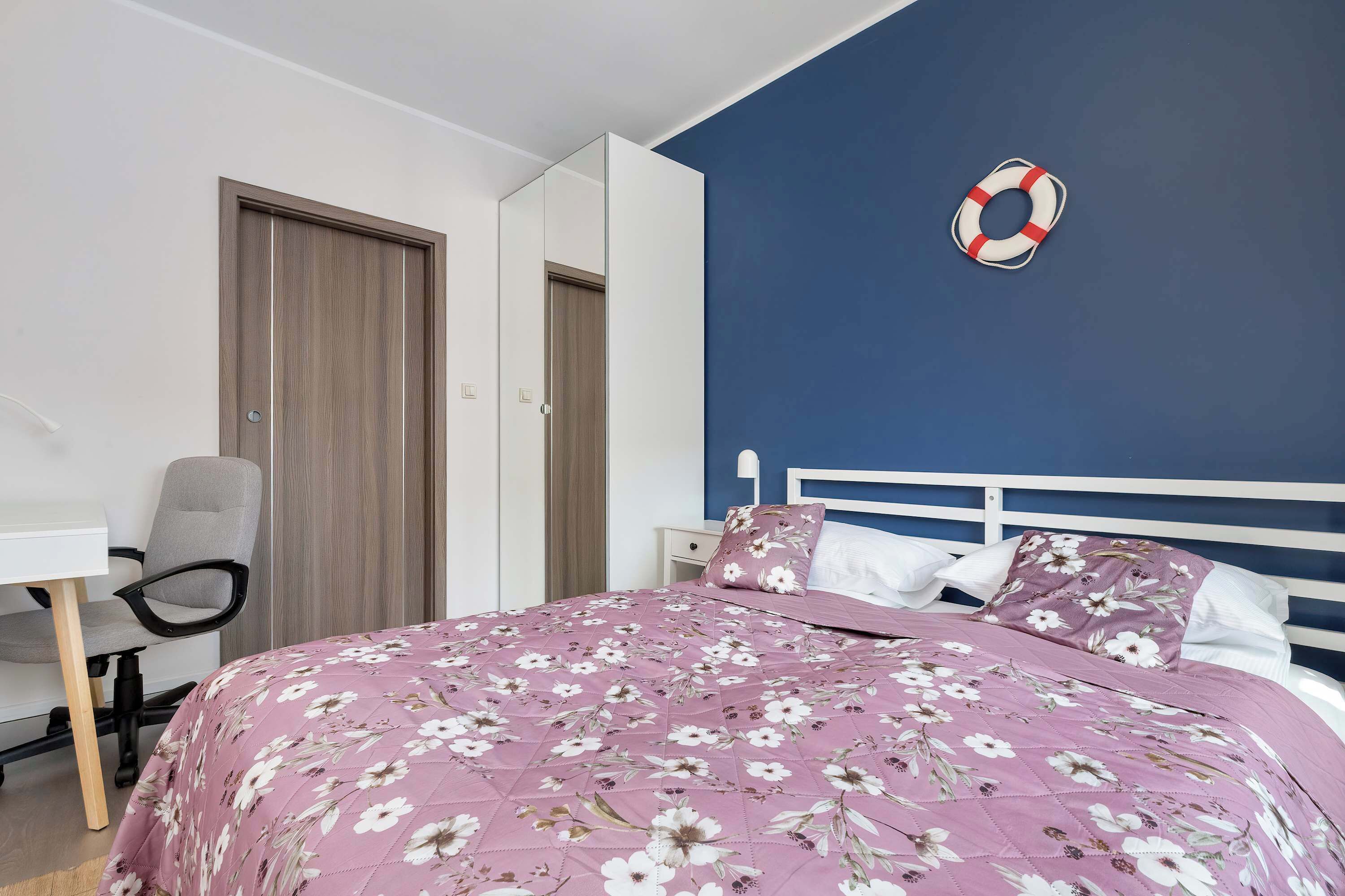 Une chambre à coucher avec un lit, un bureau et une chaise.