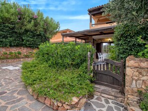Property grounds - BAIA de BAHAS Apartments - Casa BRUNA excellent Three-room apartment A2/D2 50 mt from the beach (Golfo di Marinella)