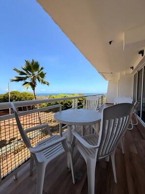 Outdoor dining - Luxury Apartment with Sea View and Terrace, 3 bedrooms (Nueva Esparta)