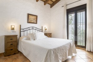 2 habitaciones, tabla de planchar con plancha, wifi y ropa de cama 