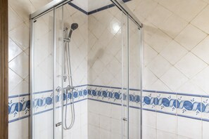 Chuveiro, secador de cabelo, toalhas de banho 