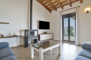 Een televisie en een open haard