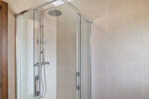 Een douche, een haardroger, handdoeken