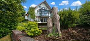 Exterior - alb.zeit holiday apartment with private terrace, barrier-free access, garden, parking (Zwiefalten)
