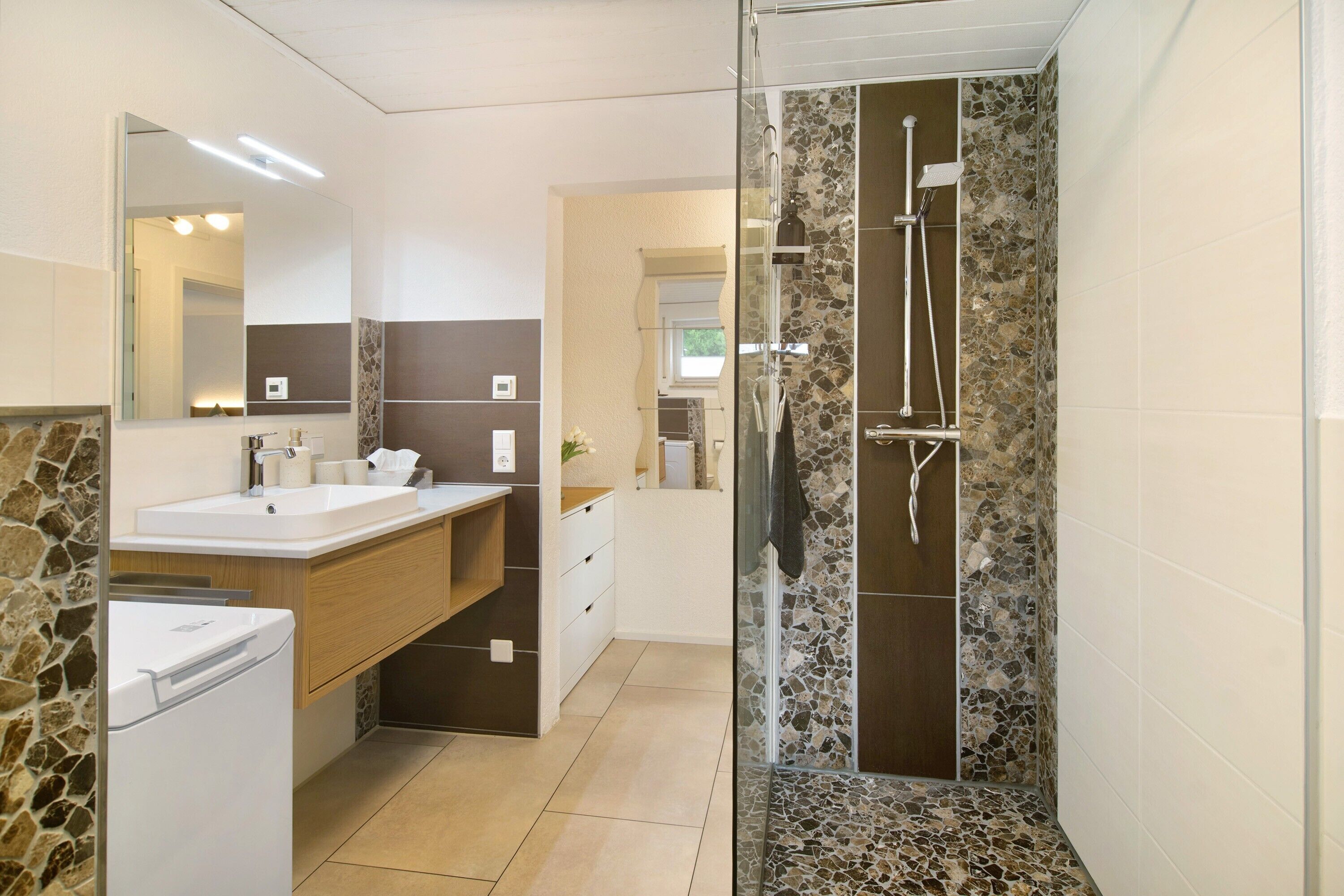 Een douche, een haardroger, handdoeken
