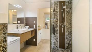 Een douche, een haardroger, handdoeken