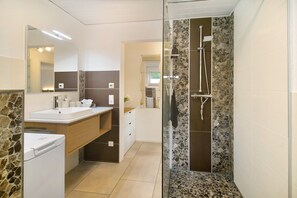 Dusche, Haartrockner, Handtücher