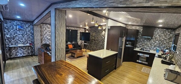 Un espace de vie à aire ouverte comprenant une cuisine, une table à manger et un canapé.