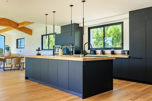 Fridge, microwave, oven, dishwasher - Villa La Lumière – Évasion lumineuse & piscine (Tourretes sur Loup)