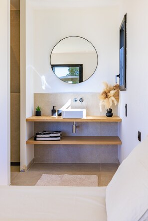 5 bedrooms, free WiFi, bed sheets - Villa La Lumière – Évasion lumineuse & piscine (Tourretes sur Loup)