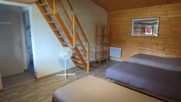 3 bedrooms, iron/ironing board, bed sheets