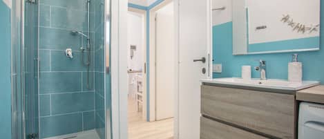 Apartment | Badezimmer | Kostenlose Toilettenartikel, Haartrockner, Handtücher, Seife