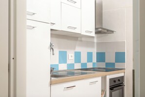 Apartment | Eigene Küche | Kühlschrank, Ofen, Herdplatte, Kochgeschirr/Geschirr/Besteck