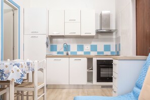 Apartment | Eigene Küche | Kühlschrank, Ofen, Herdplatte, Kochgeschirr/Geschirr/Besteck