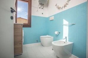 Apartment | Badezimmer | Kostenlose Toilettenartikel, Haartrockner, Handtücher, Seife