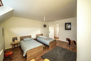 4 Schlafzimmer, Bügeleisen/Bügelbrett, Reisekinderbett, kostenloses WLAN