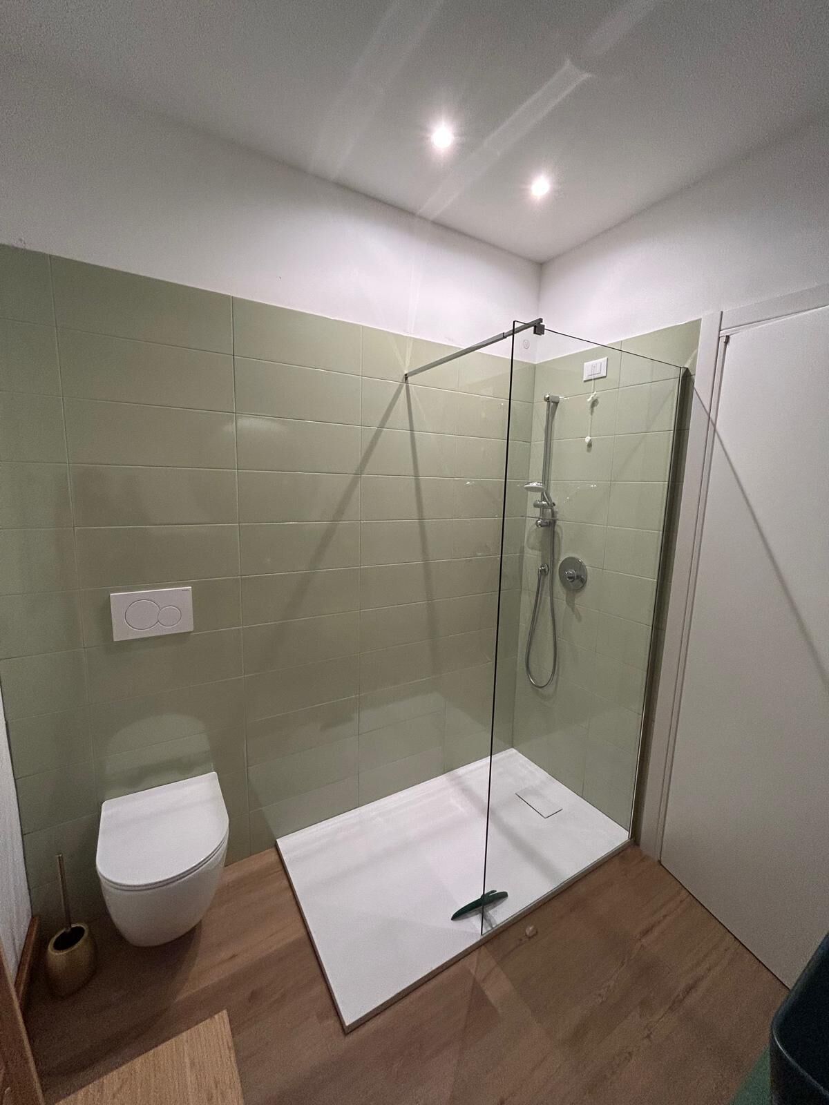 Bruser, hårtørrer, bidet, håndklæder