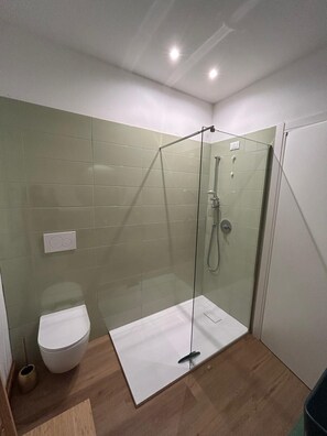 Bruser, hårtørrer, bidet, håndklæder