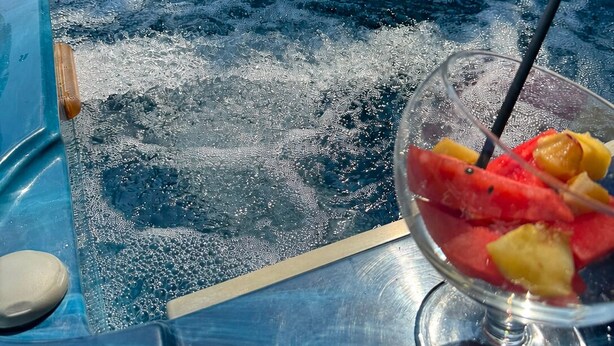 A hot tub with a glass bowl of fruit on the edge. - Villa Elisa - Ottavia Apartment near Venice with garden and parking (Spinea)