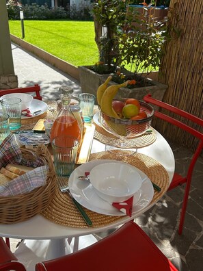 Outdoor dining - Villa Elisa - Ottavia Apartment near Venice with garden and parking (Spinea)