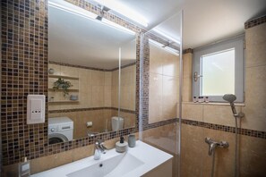 Shower, hair dryer, towels - Ruby’s House Apartment with Balcony, Wi-Fi and Air Conditioning (Glifada)